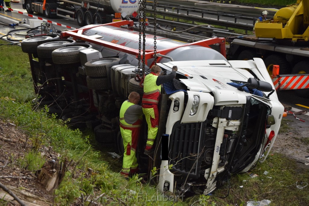 VU Gefahrgut LKW umgestuerzt A 4 Rich Koeln Hoehe AS Gummersbach P310.JPG - Miklos Laubert